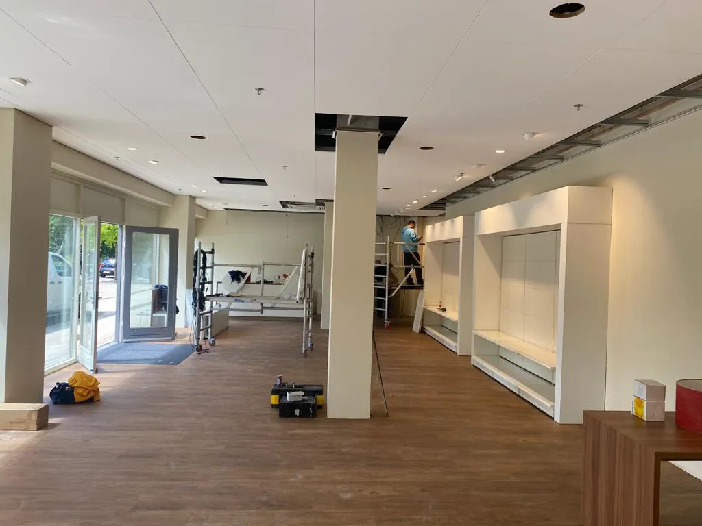 Ruime winkelruimte met nieuwe vloer en wandmeubels