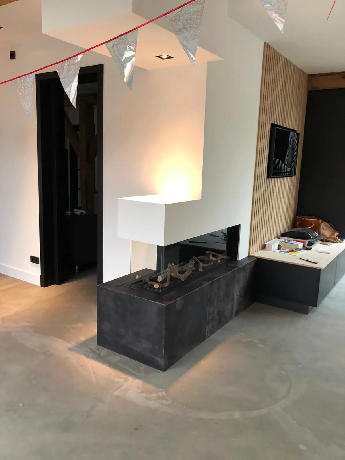 Moderne haard in het gerestaureerde interieur