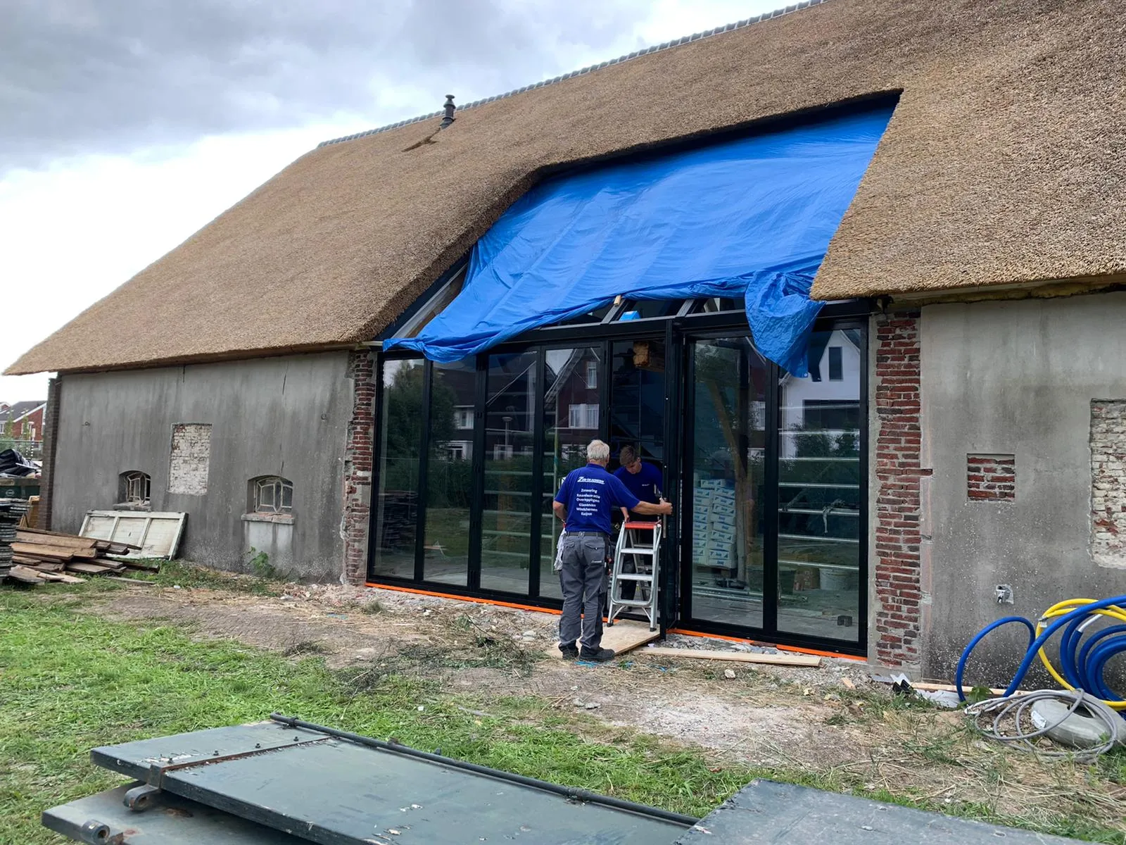 Plaatsing van glazen puien in de achtergevel van een monumentale boerderij