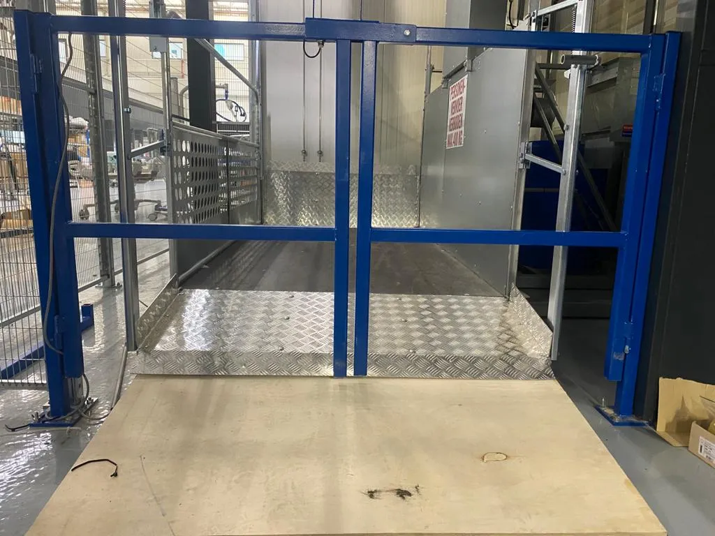 Stalen constructie met afscheiding in een magazijn