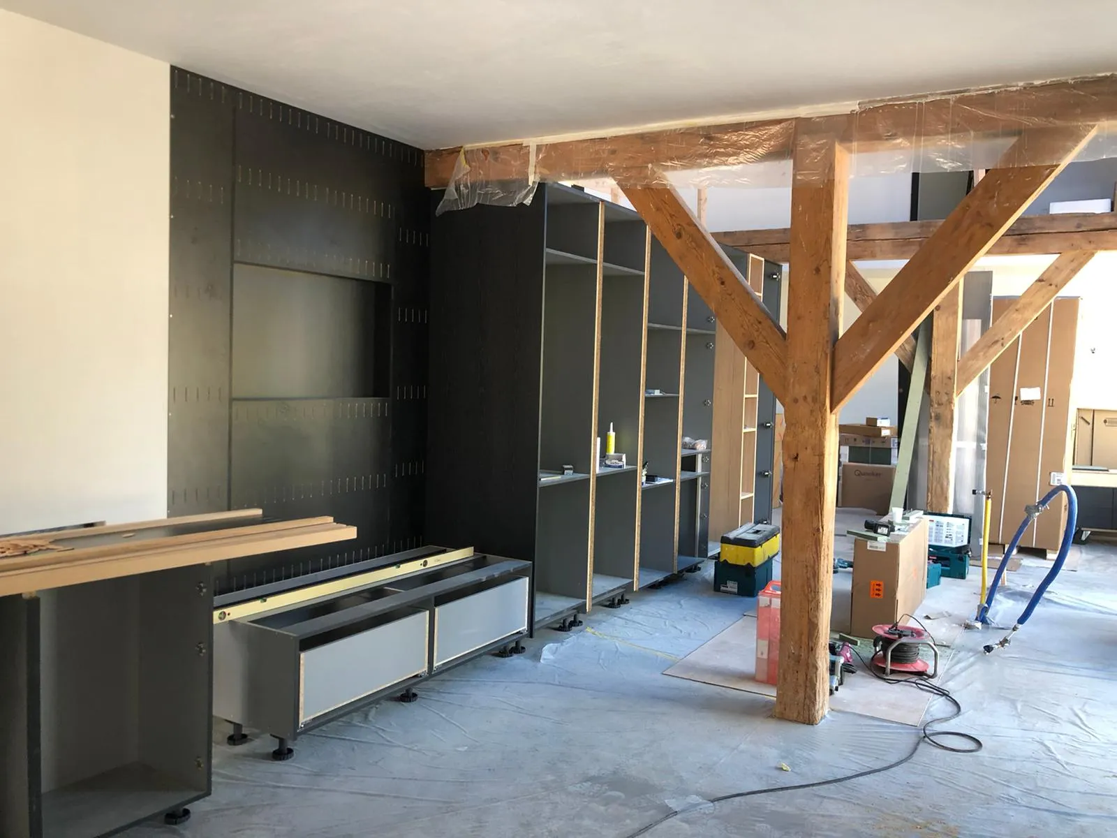 Interieur in afbouw met houten gebinten en maatwerkkasten