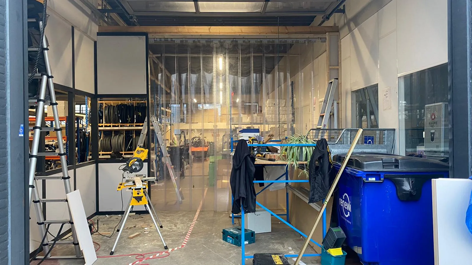 Werkplaatsruimte in afbouw met glazen wand