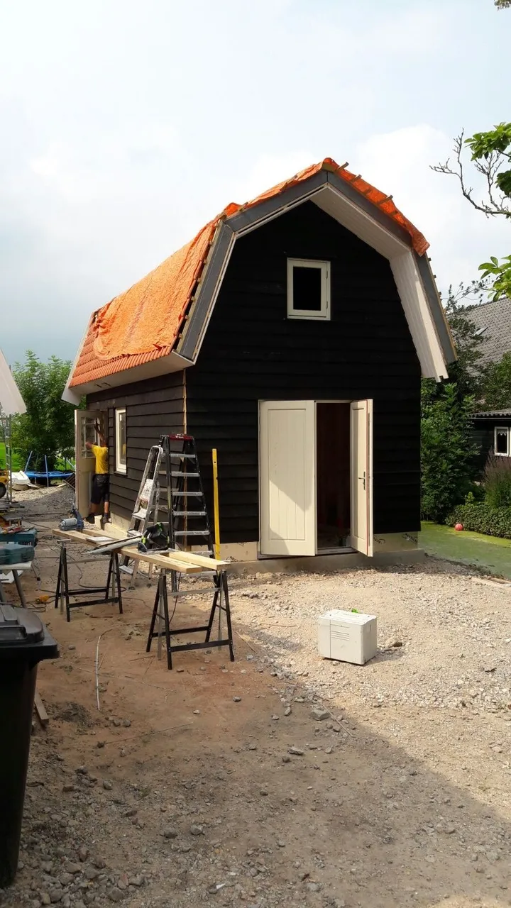 Zomerhuis in aanbouw met nieuwe dakconstructie