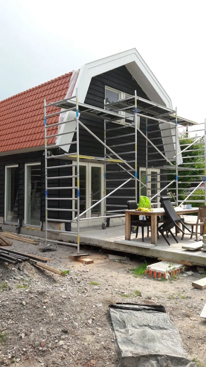Steigerwerk tegen de gevel van het zomerhuis tijdens de bouw