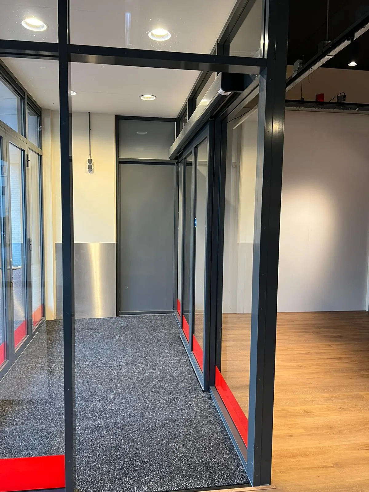 Entree van een winkel met glazen deuren