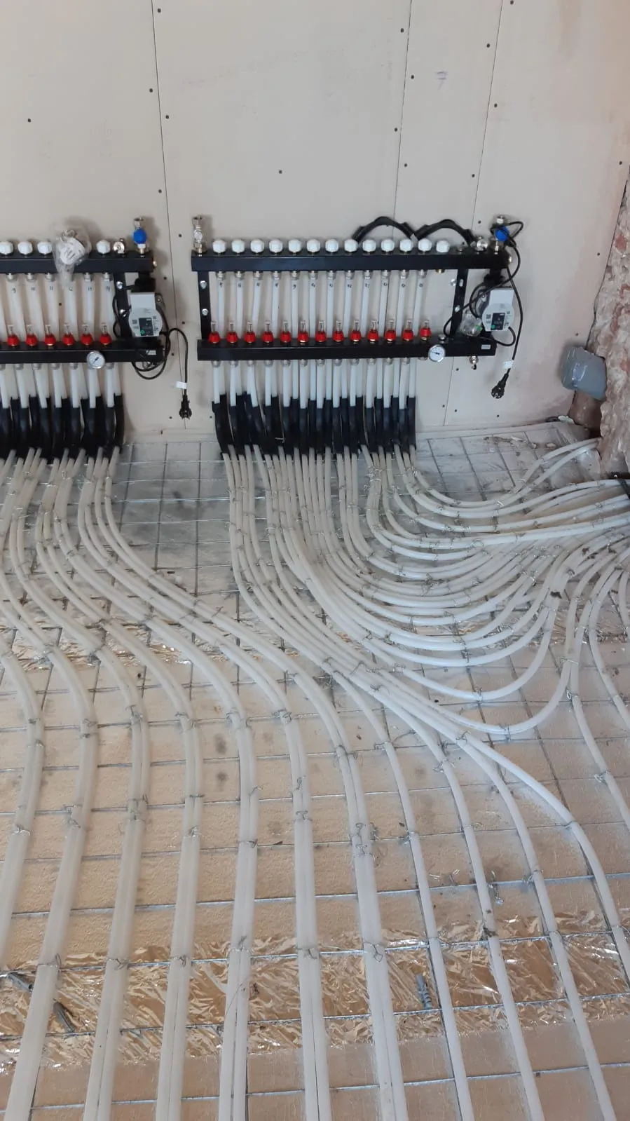 Leidingwerk voor vloerverwarming voor het storten van de dekvloer