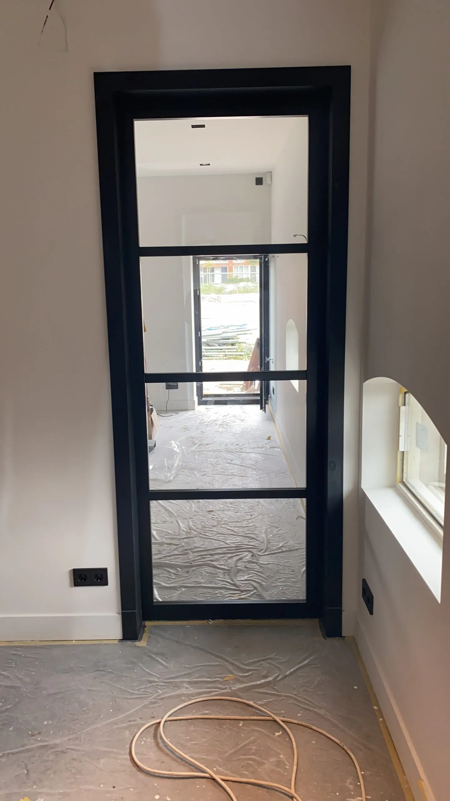 Stalen binnendeur met glas in het gerestaureerde interieur