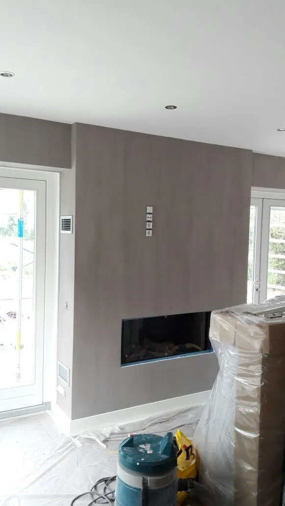 Afgewerkte interieurwand met inbouwhaard