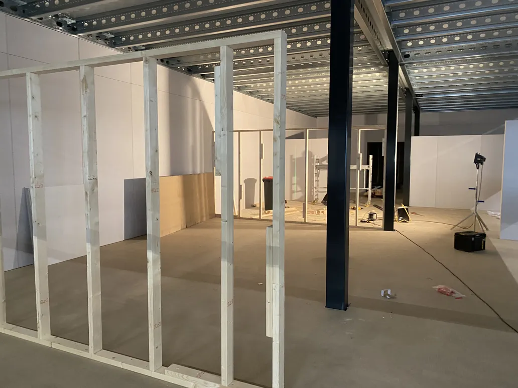 Houten regelwerk voor nieuwe kantoorwanden
