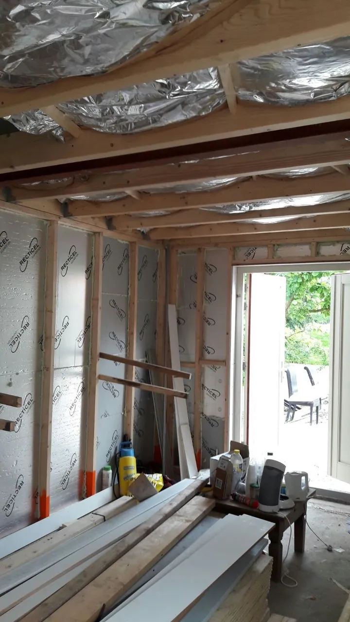 Houtskeletbouw met isolatie in het interieur