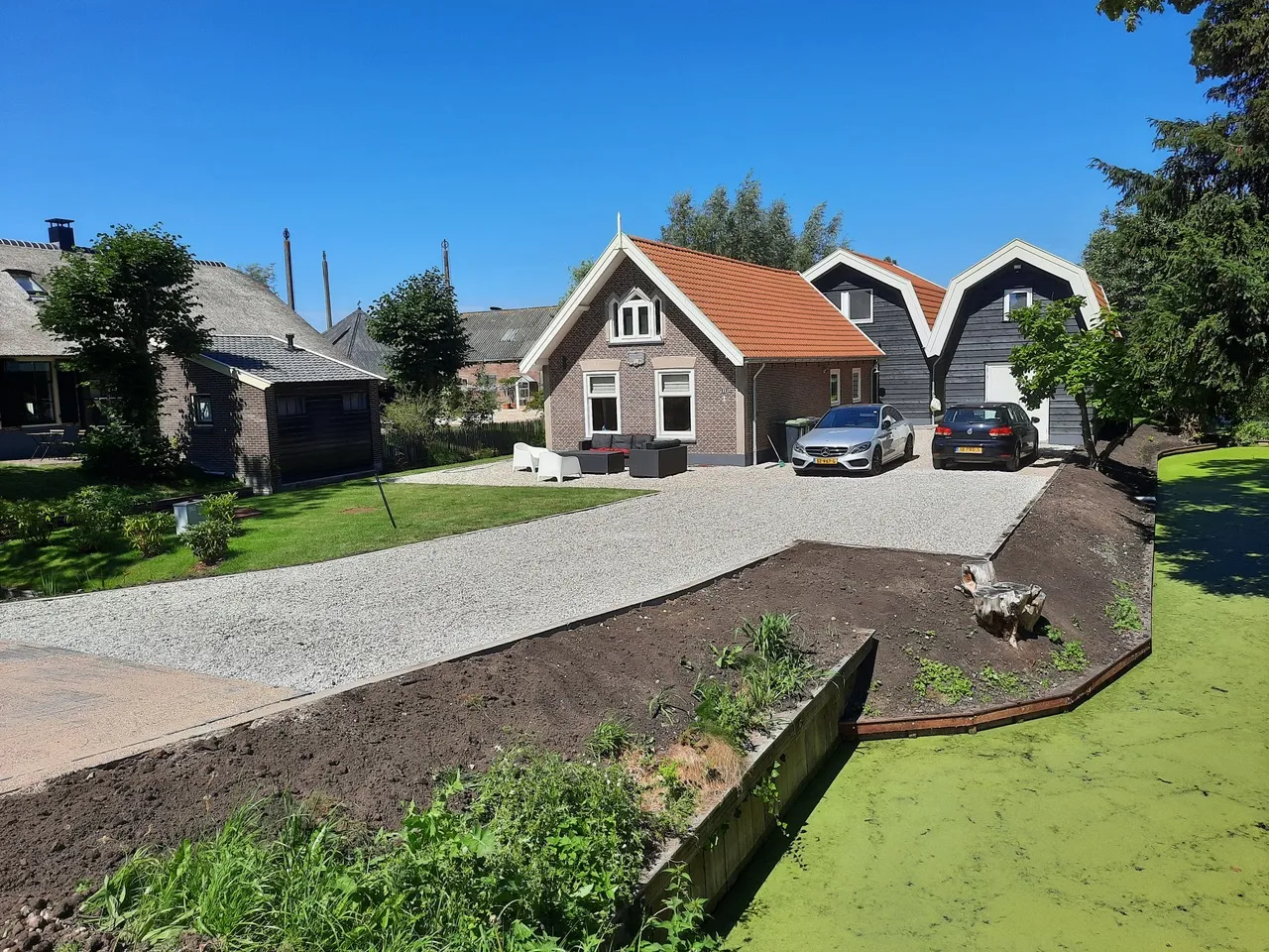 Nieuw aangelegde oprit naar het woonhuis